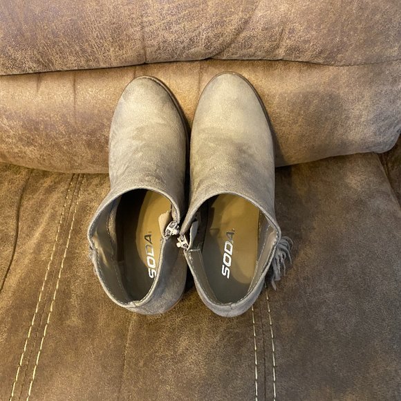 Ladies Gray Suede Fringe boots - Picture 2 of 6